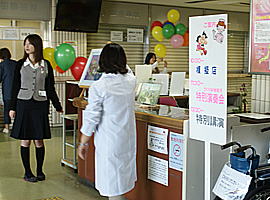 入口ロビーでの案内